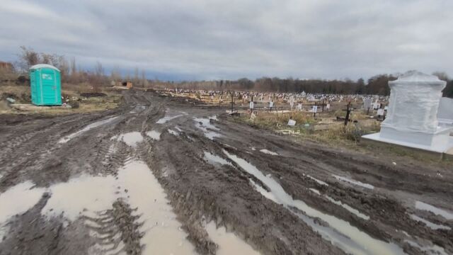 Като след война: Много кал и липсваща инфраструктура на гробищата в София