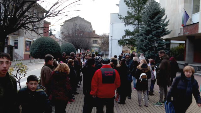 Продължават протестите на хората от Бузовград срещу решението на прокуратурата