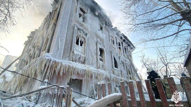 В Русия цяла къща замръзна докато пожарникари се бориха с