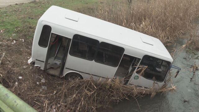 Пътнически автобус падна в река в сливенското село Жельо Войвода