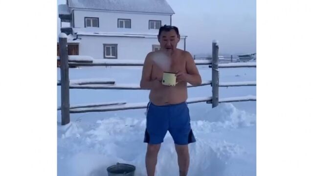 Екстремални студове връхлетяха сибирския град Якутск който се намира в