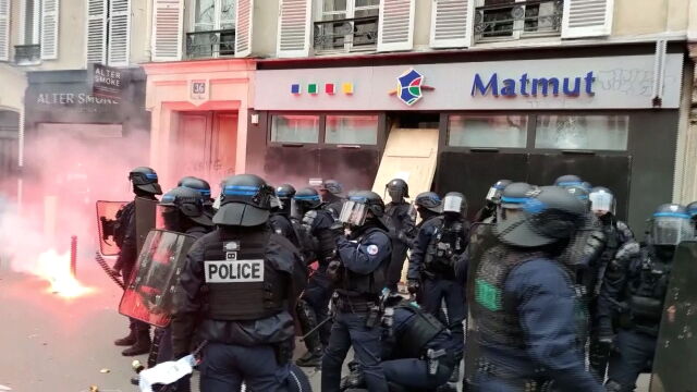 До сблъсъци между полиция и протестиращи се стигна в Париж