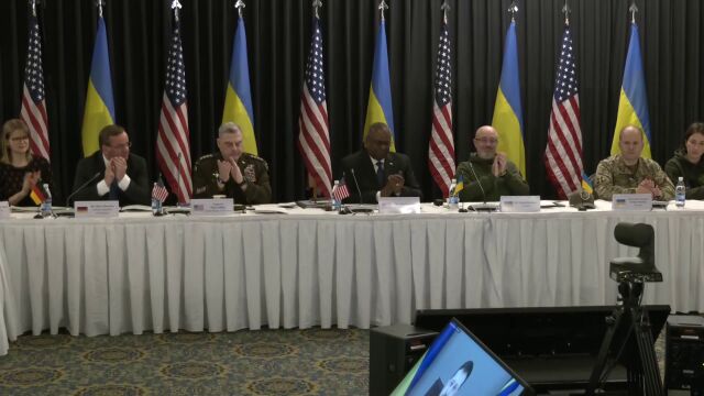 за Украйна обсъждат в този момент в американската военна база