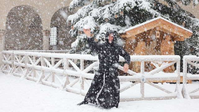 Сняг заваля в италианския град Асизи а местните монаси към