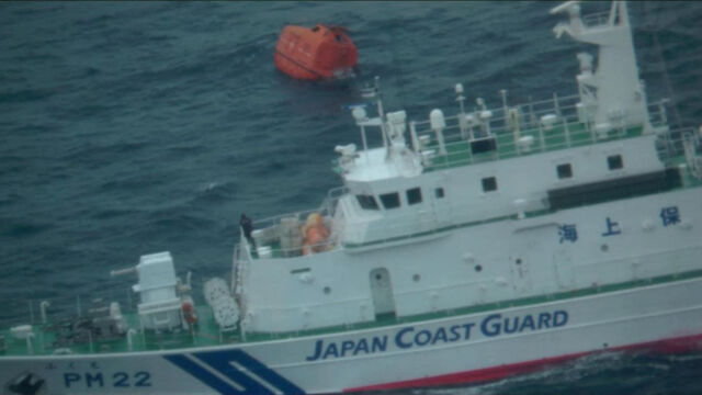 Спасителна акция в Япония след като товарен кораб се обърна