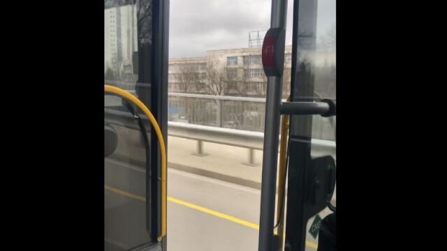 Автобус на по линия 310 се движи с отворени врати