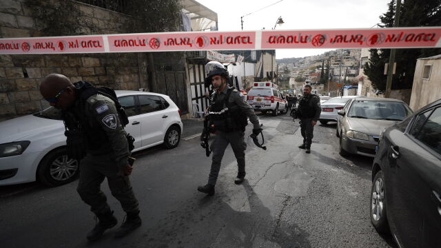 42 ма души са задържани за разпит след край синагога в