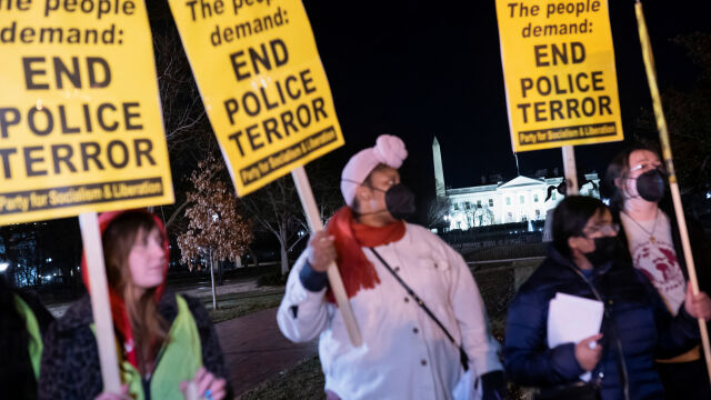 Високо напрежение в Съединените щати заради полицейско насилие Петима униформени