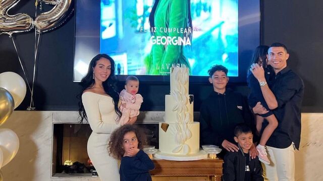 Джорджина на 29: Арменски ресторант, лачени обувки и 3-етажна торта