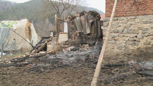 Пожар изпепели кравефермата на Сали Абдих от Якоруда В огъня