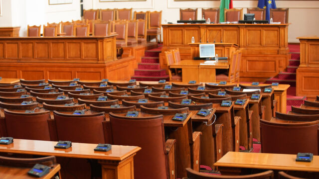 Новите 240 депутати ще прекрачат пленарната зала в сряда Какво ще