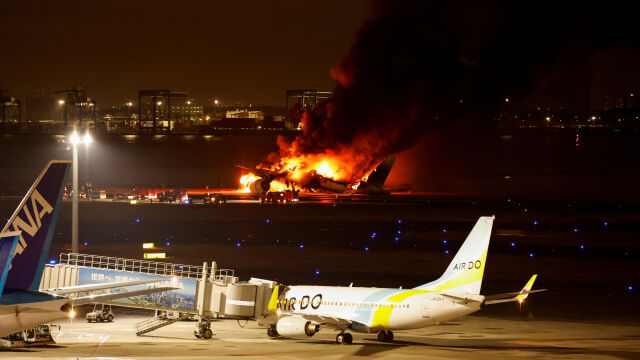 Японските авиолинии обявиха че всички 379 пасажери на запалилия се