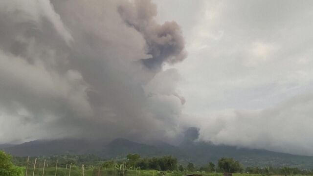 Засилената вулканична активност в източната част на Индонезия наложи евакуацията