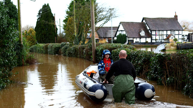 Проливни дъждове наводнения и бури парализираха Централна и Северна Европа