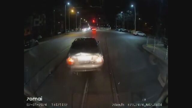 Шофьор предизвика катастрофа като засече трамвай в София и избяга
