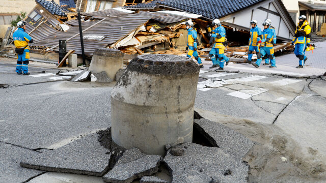 В Япония извадиха живи възрастни мъж и жена изпод руините