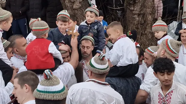 На Йордановден в Калофер: Мъжко хоро във водите на Тунджа