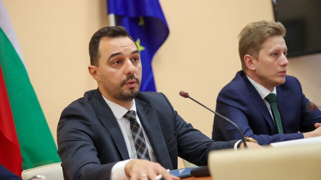 Министърът на икономиката Богдан Богданов не изключи възможността Държавната консолидационна
