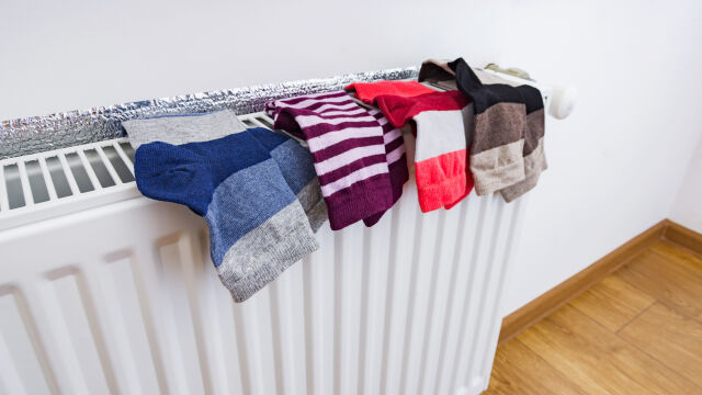 Увеличава ли сметките сушенето на дрехи върху радиатор?