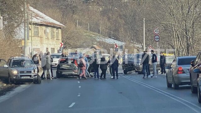 Тежка катастрофа между три коли е станала на пътя София Перник