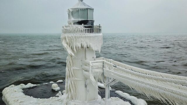 Зимна страна на чудесата Фарът в езерото Мичиган е обгърнат