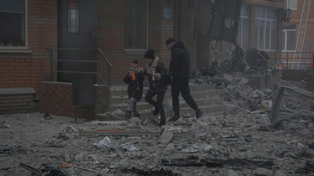 Трима души бяха ранени а 130 евакуирани след поредни руски
