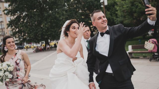 Видеооператор остави десетки младоженци без филм от сватбата им Близо