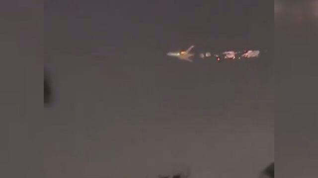 Товарен самолет се запали във въздуха след повреда на двигателя