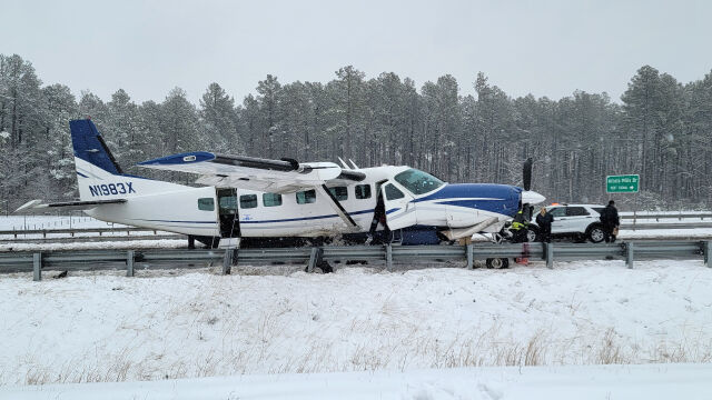 Малък самолет кацна аварийно на магистрала в американския щат Вирджиния
