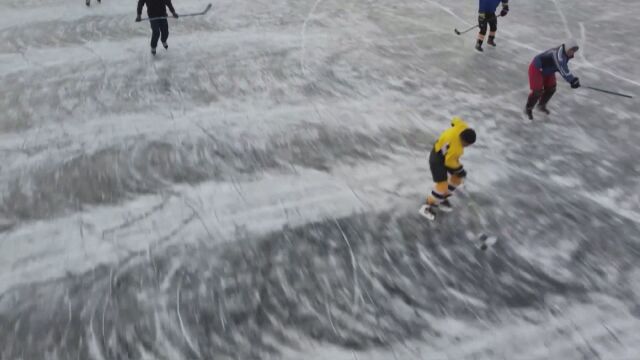 В Киргизстан играят хокей на лед върху замръзнало езеро Веднага