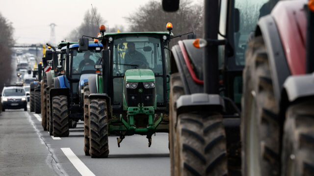 Продължават мащабните земеделски протести във Франция Стотици трактори са обградили