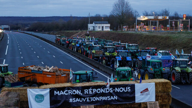 В Европа продължава недоволството на фермерите Във Франция основни пътни