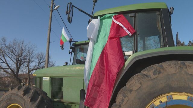 Земеделци от Хасково изкараха техниката си на пътя в знак