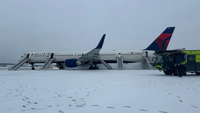  Близо 200 пътници бяха евакуирани от самолет на Delta Airlines