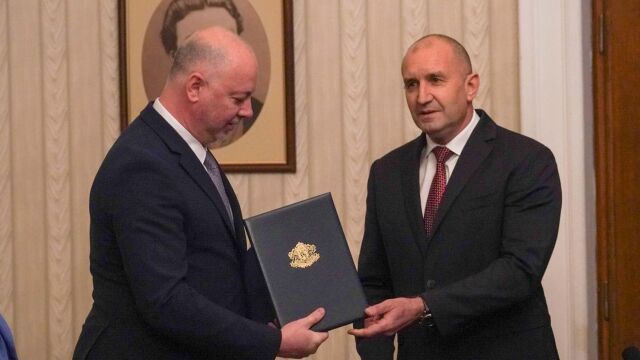 Президентът връчи първия мандат на ГЕРБ-СДС 