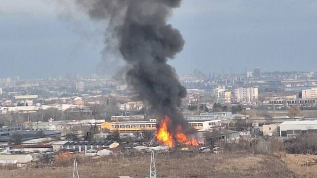 Голям пожар е избухнал в Бургас Горят отпадъци пише Фокус