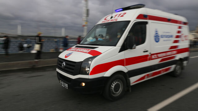 Двама ученици бяха ранени след като автомобил се вряза в