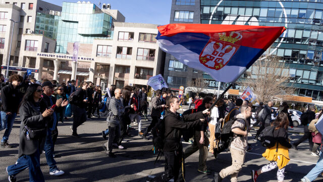 В съседна Сърбия протестите срещу управляващите не стихват Студенти от