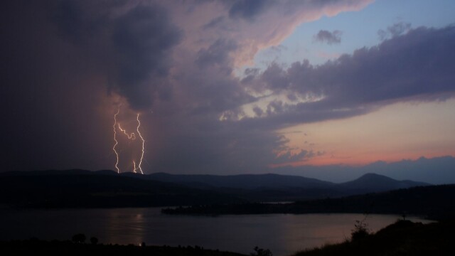 Дъжд и гръмотевични бури отново ще има в почти цялата