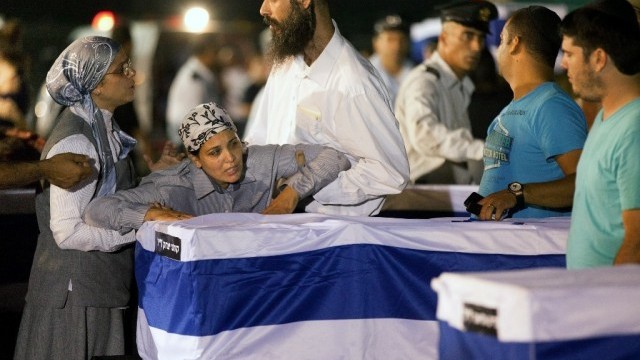 Десетки хиляди израелци излязоха снощи на протест срещу спорния правителствен