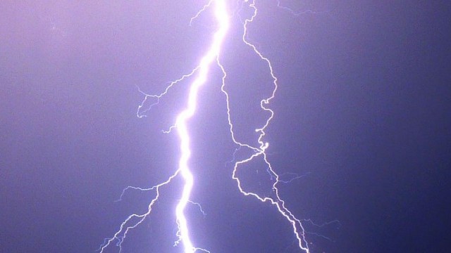 Гъмотевични бури обхванаха Далмация на източното хърватско крайбрежие а падналите