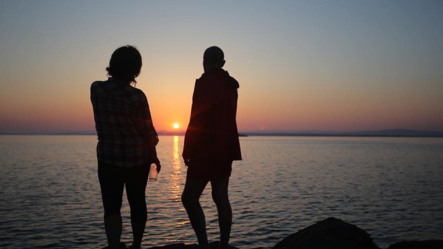 Стотици посрещнаха слънцето на морския бряг на Джулай морнинг Посетителите