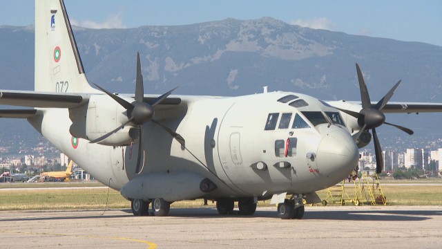 Военният самолет Спартан е кацнал на летище Враждебна в София
