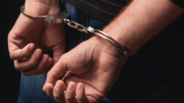 Трима души са задържани при опит за кражба от фирмен