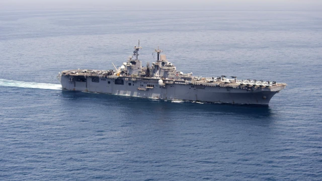 Два бойни кораба на Военноморските сили на САЩ плават в