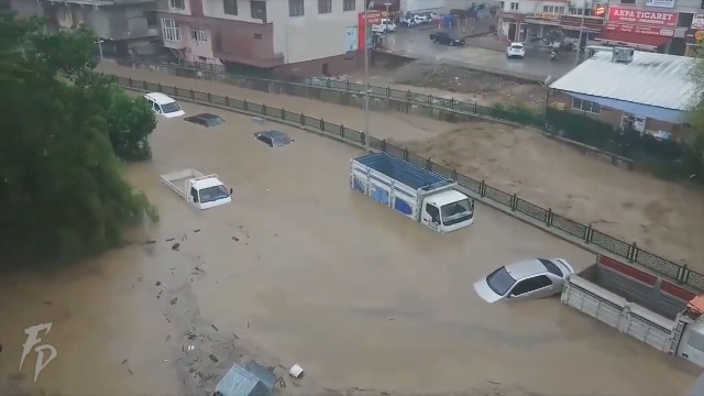 в разрушените от земетресенията югоизточни региони на Турция Наводнения отнеха
