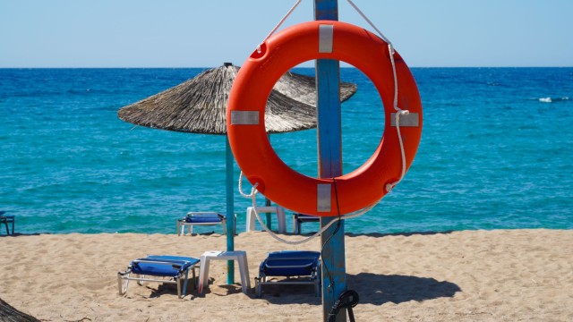 Родните морски курорти се оплакват че броят на туристите не