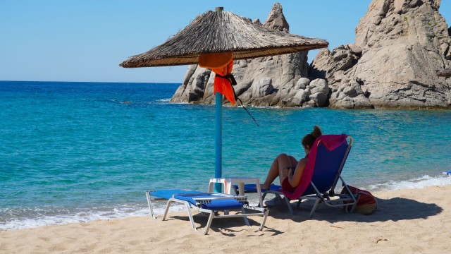 Летният сезон в Гърция вече започна с по-високи цени в
