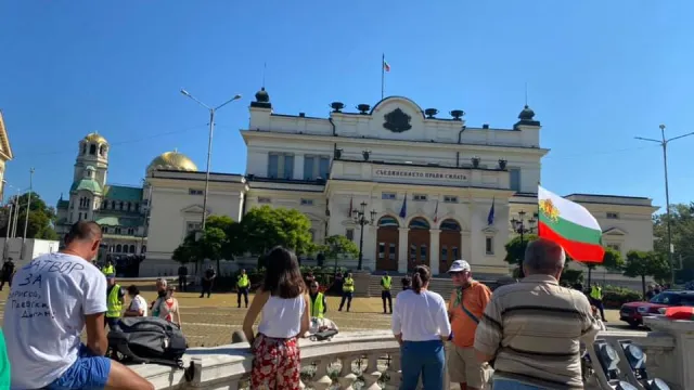 Ден 13: Протест пред парламента