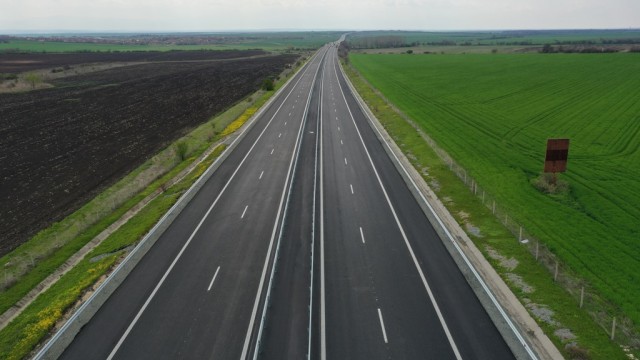 Шуменската пътностроителна фирма „Автомагистрали - Черно море“ освобождава 530 от